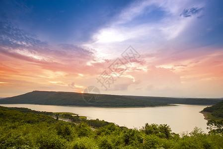 树瘤日落时拉姆塔贡水库大坝泰国NakhonRatchasima背景