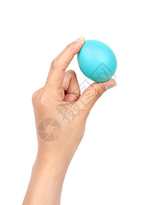 白底背景的手举起一颗蓝色鸡蛋背景图片