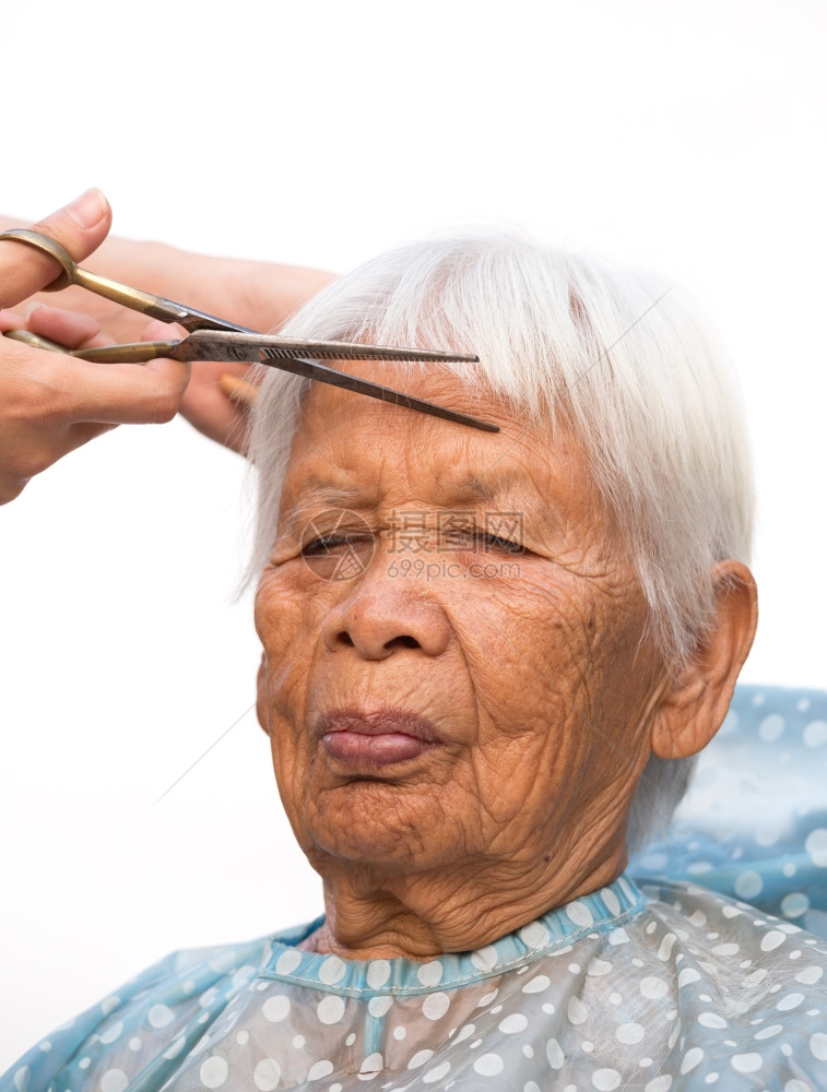 理发师剪裁高龄妇女灰色头发图片