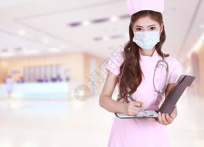 女护士以医院背景撰写疗报告图片