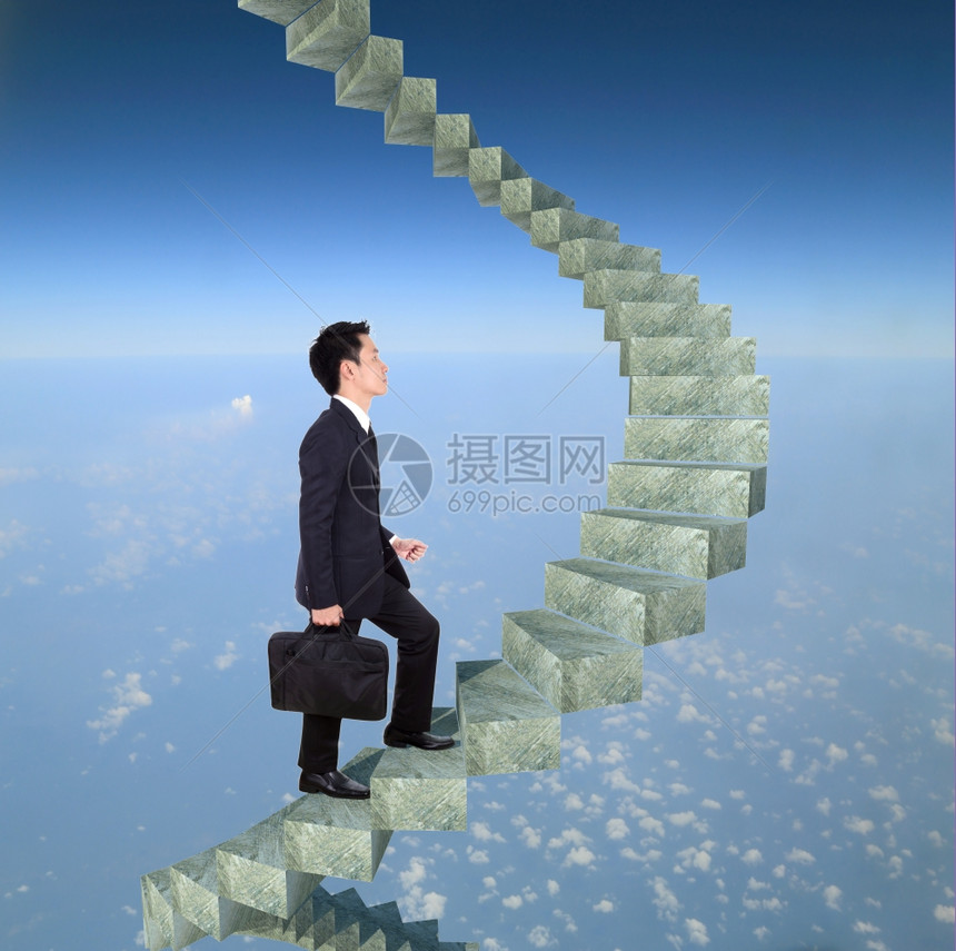 生意人上楼在一个弯曲的楼梯上成功与蓝天空背景图片