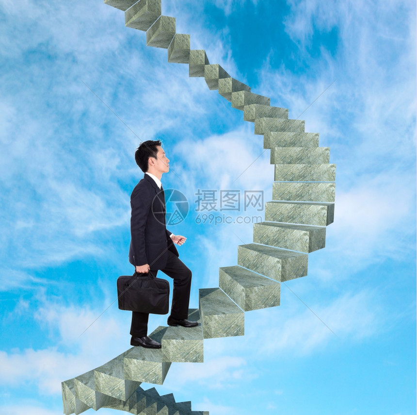 生意人上楼在一个弯曲的楼梯上成功与蓝天空背景图片