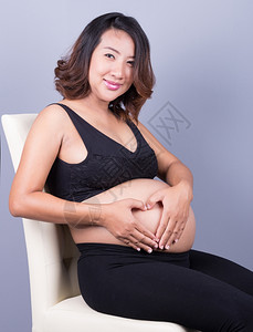 孕妇将手握在腹部图片