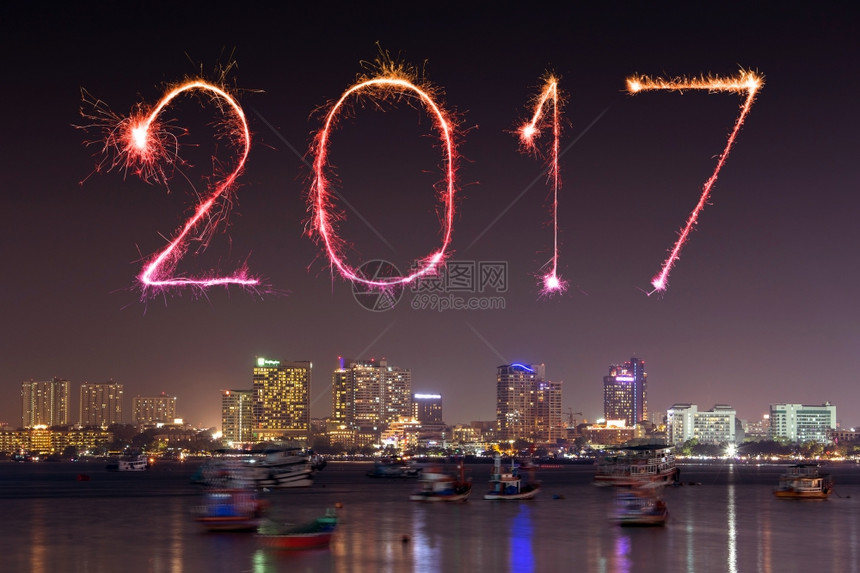 2017年新快乐烟花在泰国帕塔亚海滩庆祝图片