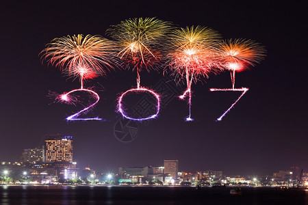 2017年新快乐烟花在泰国帕塔亚海滩庆祝图片