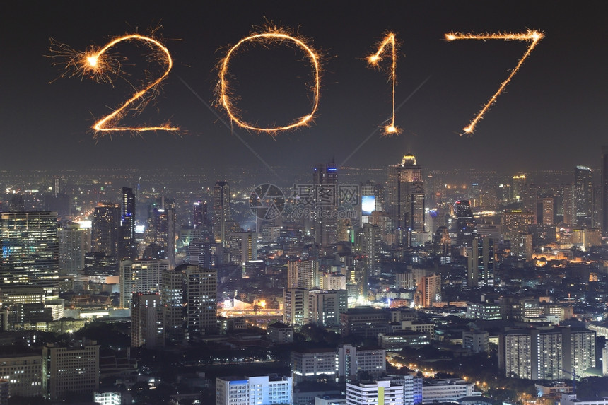 2017年新烟花在泰国曼谷市风景夜间庆祝图片