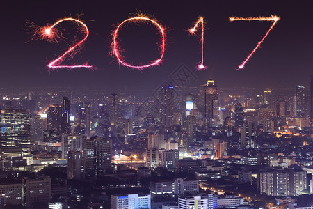 2017年新烟花在泰国曼谷市风景夜间庆祝图片