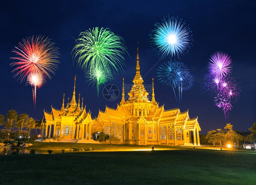 泰国NakhonRatchasima省WatLuangPhoToh寺庙的烟火节任何公众都可以出入图片