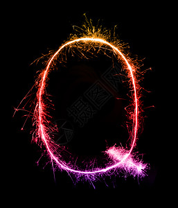 夜间背景的Sparkler烟火灯光字母Q首都图片