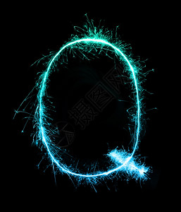 蓝色烟火特效夜间背景的Sparkler烟火灯光字母Q首都设计图片