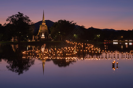 泰国Sukhothai历史公园LoyKratong节寺庙佛像上的光图片