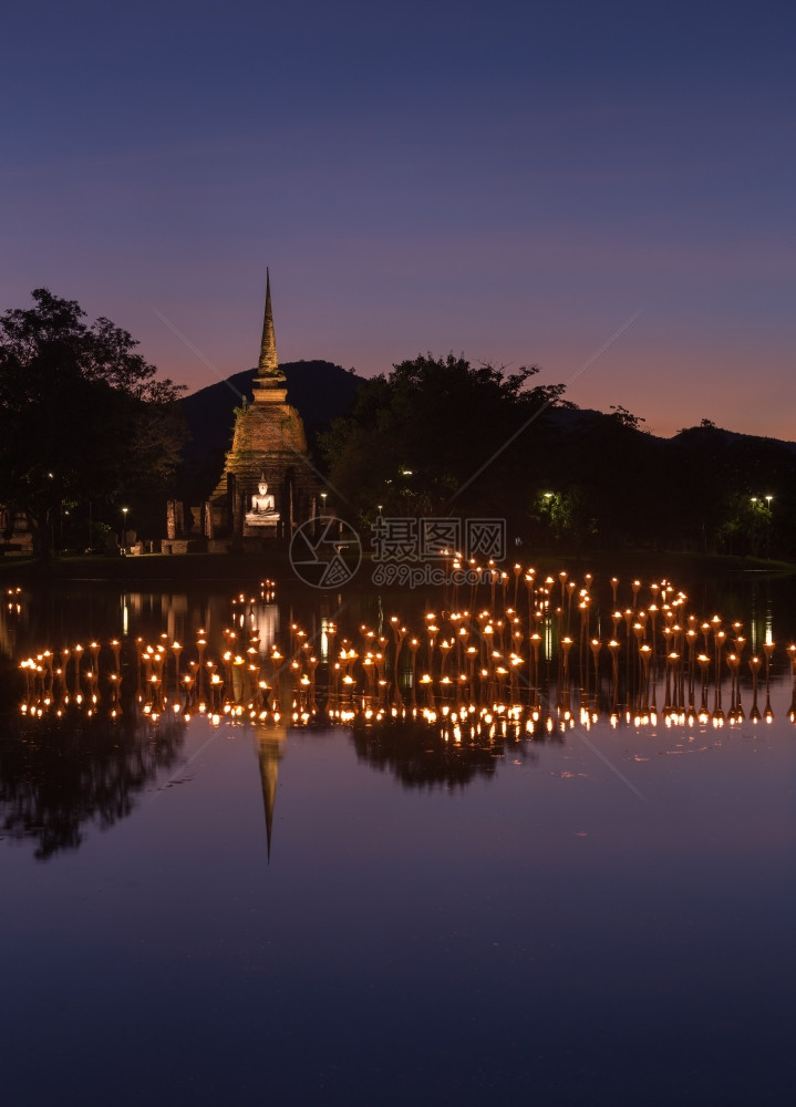 泰国Sukhothai历史公园LoyKratong节寺庙佛像上的光图片