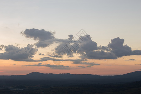夕阳下的可可山泰国菲察布省图片