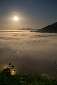 和清晨雾与山丘在泰国菲沙本的高浩图片