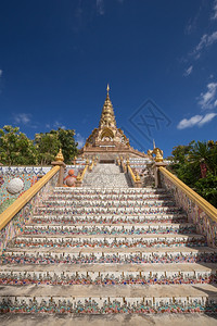 泰国法查蓬的PhaSonKaew寺的WatPhra的金塔图片