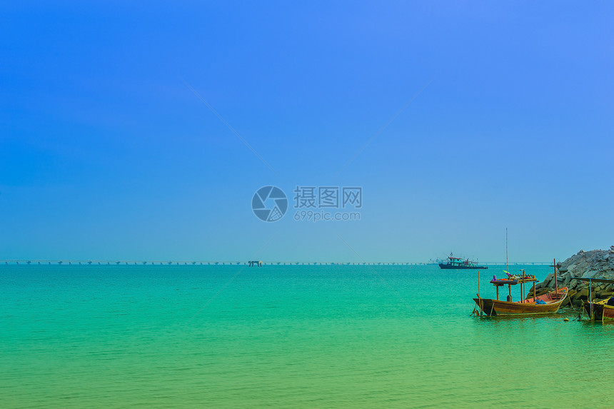 泰国蓝色天空的渔船图片