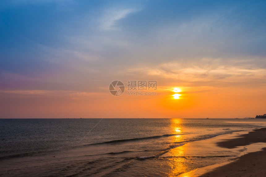 日落的赛忠海滩泰国Rayong海图片