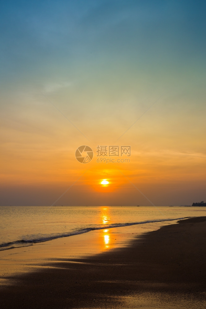 日落的赛忠海滩泰国Rayong海图片