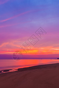 黄昏时日落的赛红海滩泰国Rayong海滨背景图片