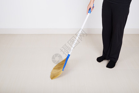 妇女用扫地板的背景图片