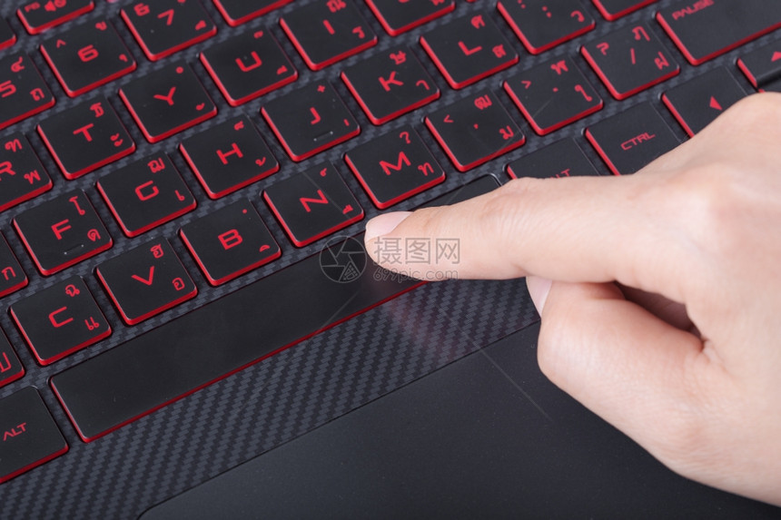 膝上型计算机键盘的手指推动空间栏按钮图片
