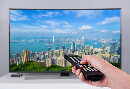 维多利亚港湾手持电视遥控器背景有电视和城市屏幕设计图片