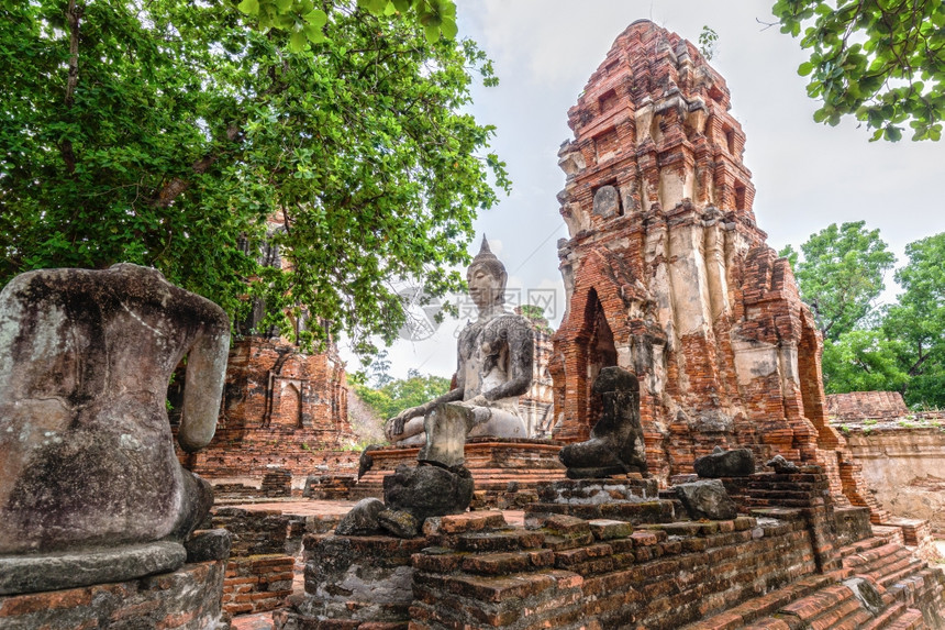 泰国Ayutthaya历史公园的WatMahathat寺庙布丁达雕像和塔的废墟图片