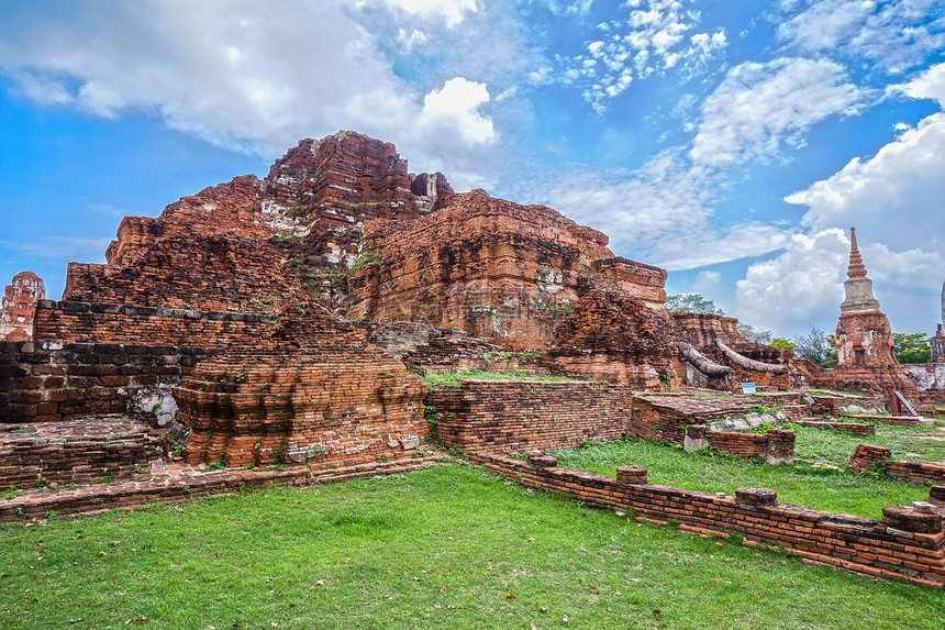 泰国Ayutthaya历史公园的WatMahathat寺庙布丁达雕像和塔的废墟图片