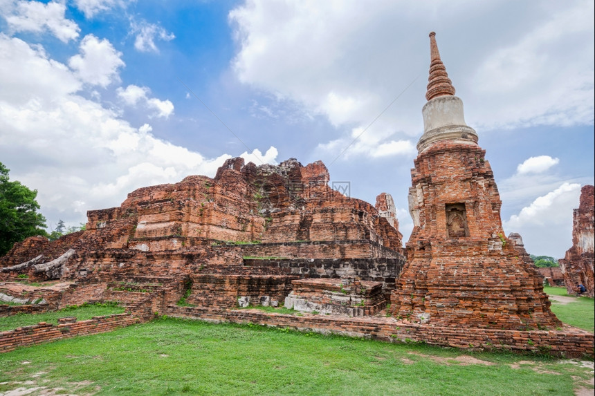 泰国Ayutthaya历史公园的WatMahathat寺庙布丁达雕像和塔的废墟图片