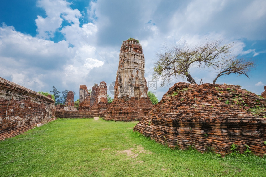 泰国Ayutthaya历史公园的WatMahathat寺庙布丁达雕像和塔的废墟图片