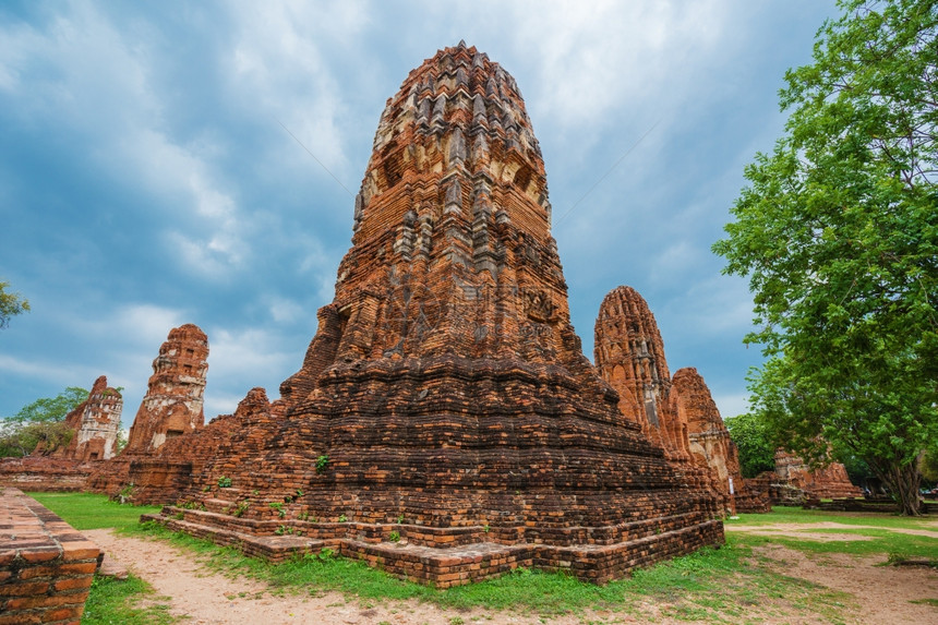 泰国Ayutthaya历史公园的WatMahathat寺庙布丁达雕像和塔的废墟图片