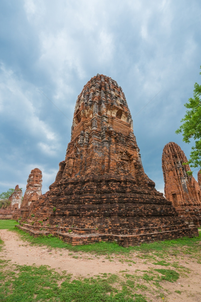 泰国Ayutthaya历史公园的WatMahathat寺庙布丁达雕像和塔的废墟图片