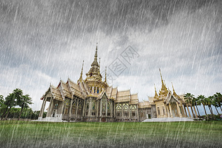 泰国那鸿拉查西马省的WatLuangPhoToh寺庙雨中飘落图片