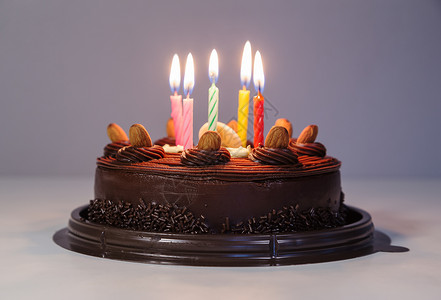 巧克力蛋糕生日快乐点着蜡烛背景图片