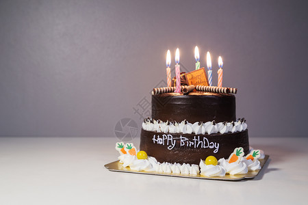 巧克力蛋糕生日快乐点着蜡烛图片