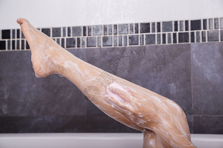 女人用肥皂洗脚图片