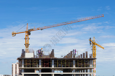 蓝天空背景建筑起重机和工业人图片