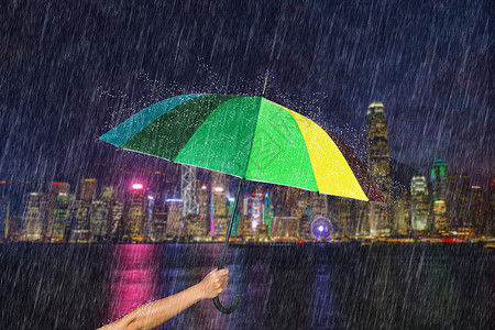 手持多色雨伞香港Victoria港下雨图片