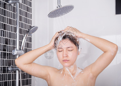 洗发水淋雨时洗头和发的妇女图片