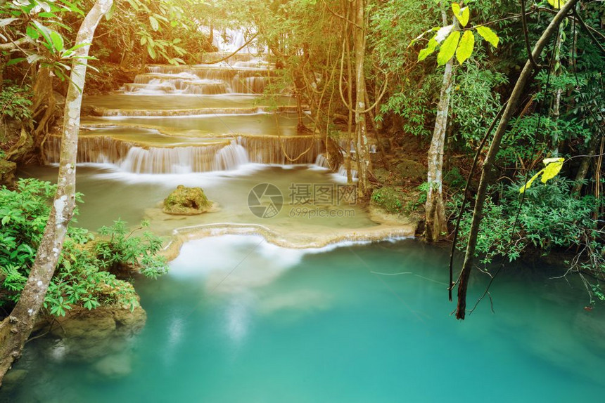 泰国坎查那布里省KhueanSrinagarindra公园HuayMaeKamin瀑布一级图片