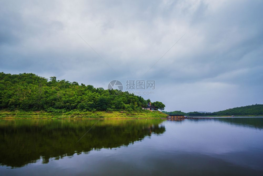 泰国Kanchanaburi河流和山地景观图片