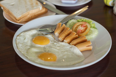 旅馆早餐炒鸡蛋热狗面包和图片