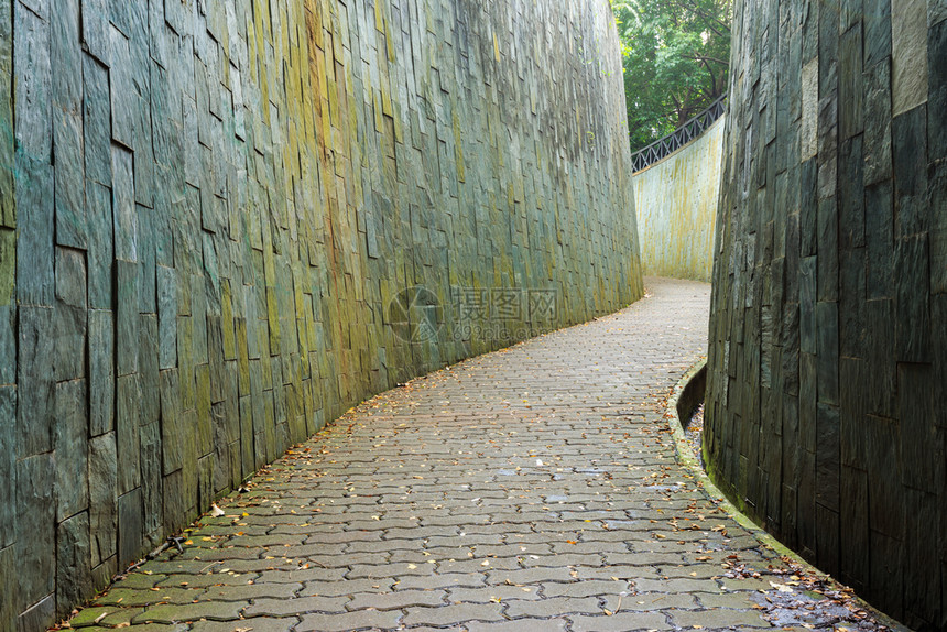 在新加坡坎宁堡公园隧道中穿过地下通图片
