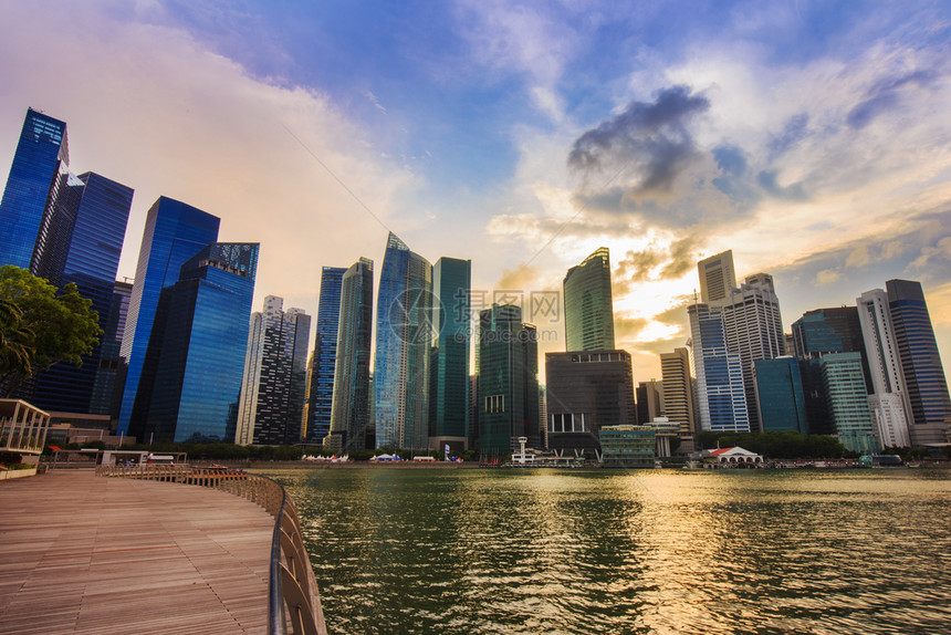 日落时新加坡市中央商业区图片