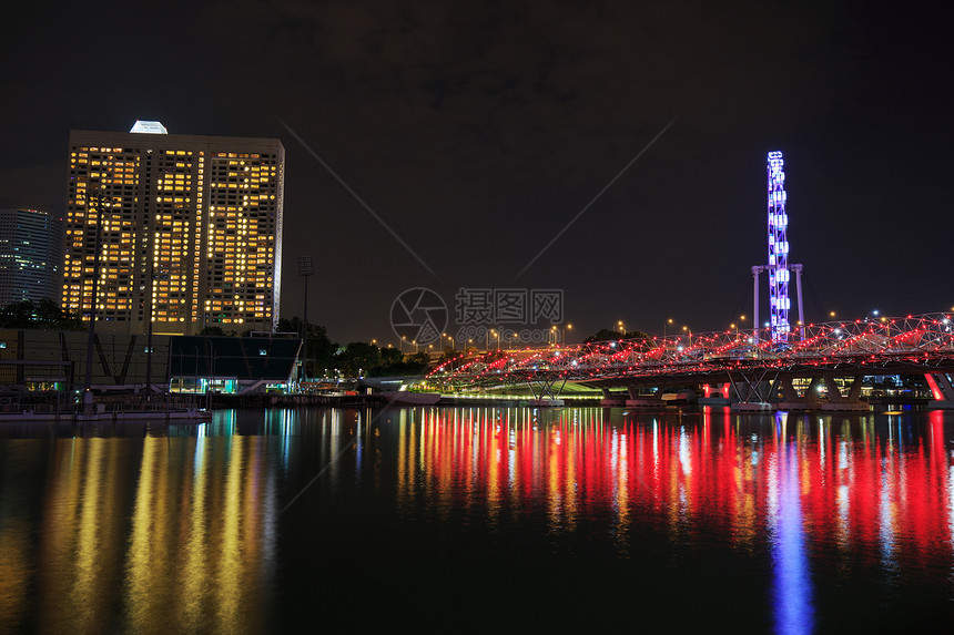 新加坡市的Helix桥在晚上图片