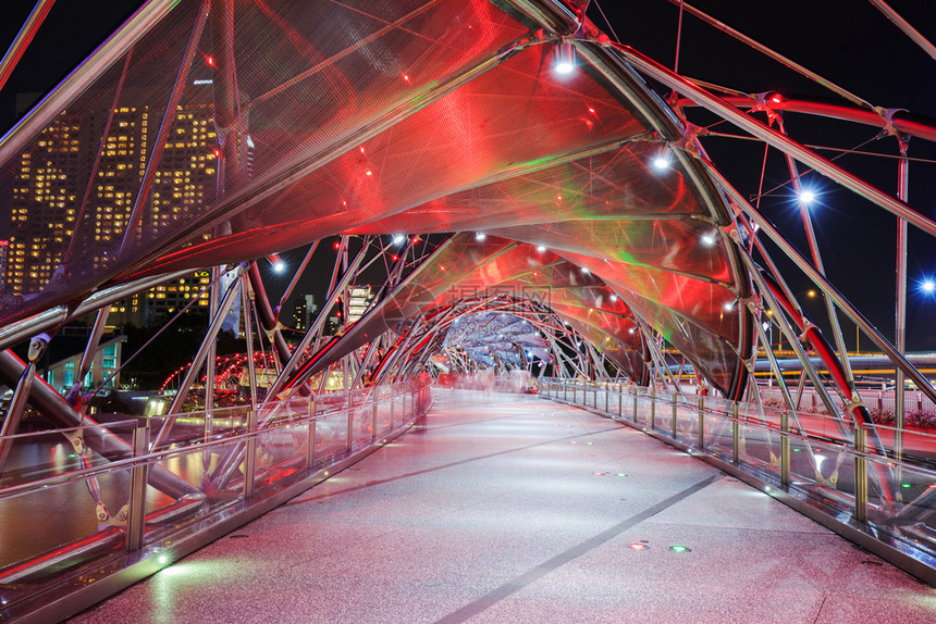 新加坡市的Helix桥晚上图片