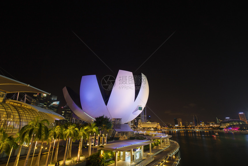 新加坡天空线和玛丽娜湾视图的夜幕图片