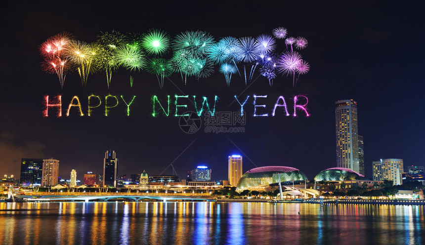 与新加坡市风景在夜里相伴的新年烟火闪图片
