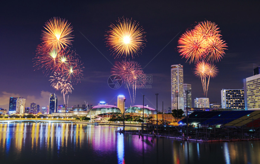 晚上在新加坡城市风景的美丽烟花图片