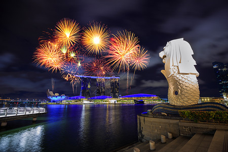 水烟花素材晚上在新加坡市Merlion公园上背景